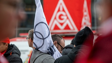 Mehrere Mitarbeiter von Audi demonstrieren vor den Werkstoren des bayerischen Autoherstellers.  | Bild: picture alliance/dpa | Peter Kneffel