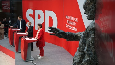 Lars Klingbeil (o-u) Parteivorsitzender der SPD, der amtierende Bundeskanzler Olaf Scholz (SPD) und Saskia Esken, Parteivorsitzende der SPD, auf der Pressekonferenz der SPD | Bild: picture alliance/dpa | Jan Woitas