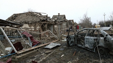 Ein Auto und mehrere Privathäuser wurden durch russischen Beschuss im Dorf Jasnohirka bei Kramatorsk zerstört. | Bild: picture alliance / abaca | Tarasov Volodymyr/Ukrinform/ABACA