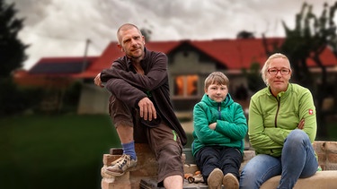 Familie Rebs, ausgewandert aus Deutschland nach Ungarn, vor ihrem Haus südlich des Plattensees
Familie Rebs, ausgewandert aus Deutschland nach Ungarn, vor ihrem Haus südlich des Plattensees
| Bild: BR/Thomas Wachholz/Max Grohs; Montage: BR