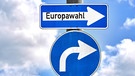 Wegweiser mit Aufschrift: Europawahl und ein Pfeil nach Rechts.  | Bild: picture alliance / CHROMORANGE | Michael Bihlmayer
