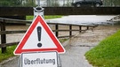 Ein Schild mit der Aufschrift „Überflutung“ | Bild: picture alliance/dpa | Lennart Preiss