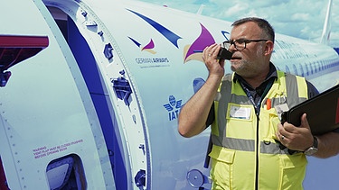 Flughafenmitarbeiter am Flughafen Albrecht-Dürer in Nürnberg | Bild: BR / Robin Köhler