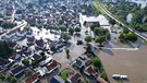 Teile von Reichertshofen sind vom Wasser überflutet.  | Bild: picture alliance/dpa | Sven Hoppe