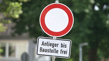 Symbolbild mit einem Schild "Durchfahrt verboten" und dem zusätzlichen Schild: "Anlieger bis Baustelle frei" | Bild: picture alliance / SULUPRESS.DE | Torsten Sukrow / SULUPRESS.DE