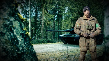 Hauptmann Yannick vor Panzer in Litauen, April 2024 | Bild: BR / Kilian Neuwert