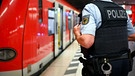 Ein Bundespolizist steht am Hauptbahnhof an einer S-Bahn. | Bild: picture alliance/dpa | Sven Hoppe