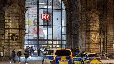 Vor dem Hauptbahnhof Nuernberg stehen bei leichtem Schneefall ein Fahrzeug der Bundespolizei und ein Fahrzeug der Landespolizei Bayern nebeneinander.  | Bild: picture alliance / Eibner-Pressefoto | Eibner-Pressefoto/Ardan Fuessman