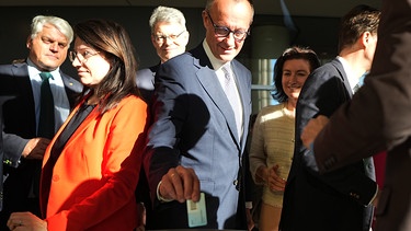 Friedrich Merz (M), CDU/CSU Fraktionsvorsitzender und CDU Bundesvorsitzender, stimmt ab über die Änderung des Grundgesetzes | Bild: picture alliance/dpa/dpa Pool | Michael Kappeler