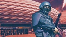 Bereitschaftspolizist vor der Fußballarena München | Bild: picture alliance/M.i.S. (Allianz Arena), picture alliance/Daniel Kubirski (Polizist), picture alliance/dpa (Hooligans): Montage: BR