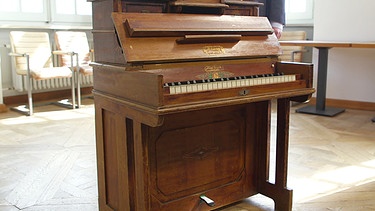 Im Zuge der Mechanisierung wurde Anfang des 20. Jahrhunderts eine Zither mit einem Klavier "verheiratet". Diese Piano-Zither ließ sich Rudolph Schug aus Markneukirchen patentieren, Anton Lang aus Miltenberg baute sie. Ein Erfolgsmodell? Geschätzter Wert: 500 Euro | Bild: BR