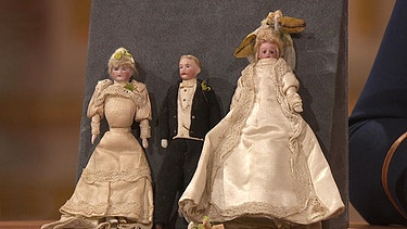 Nahezu in ihrem Originalzustand sind diese drei Puppenstubenpuppen aus thüringischer Herstellung erhalten: eine Brautjungfer, ein Bräutigam - und die Braut ganz in Weiß. Warum lässt sich die Hochzeitsgeselschaft so gut datieren? Geschätzter Wert: 800 Euro | Bild: BR