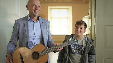 Für 100 Euro auf dem Flohmarkt gekauft: Diese Gitarre trägt im Inneren einen Zettel mit dem Namen "Feilnreiter", ein renommierter Wiener Instrumentenbauer des Biedermeier. Aber ist der Zettel auch echt? Geschätzter Wert: 1.000 Euro | Bild: BR