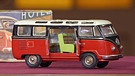 Staubfänger oder Rarität? Welchen Stellenwert hat dieser "Hippiebus" von der Firma Tippco aus Nürnberg heutzutage unter den Blechspielzeug-Autos? | Bild: Bayerischer Rundfunk 2024