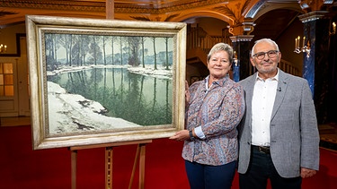 Klirrend kalt wirkt diese Winterlandschaft am Fluss. Können die Experten von "Kunst + Krempel" bestimmen, welcher Fluss hier dargestellt wurde? Die geometrische Anordnung der Bäume ähnelt einem Gitter - ein Hinweis auf die Entstehungszeit ... | Bild: BR/Ralf Wilschewski