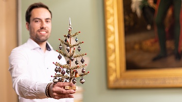 Weihnachtsgeheimnisse, gelüftet bei "Kunst + Krempel" in Coburg auf Schloss Ehrenburg: Woher kommt der Miniatur-Christbaum mit Glaskugeln, vom Besitzer gehütet wie sein Augapfel.  | Bild: BR/Markus Konvalin