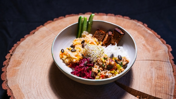 Als Gruß aus der Küche serviert die Landfrau aus Niederbayern eine Sommer-Bowl aus Salat, Rohkost, Kimchi, Bohnen und Sprossen | Bild: BR/megaherz gmbh/Moritz Sonntag