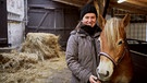 Dörte Wolfgramm-Stühmeyer mit einem ihrer Haflinger im Stall. | Bild: BR/Christoph Lemmen