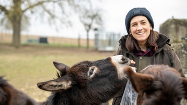 Zaneta Frankenfeld beim Füttern ihrer Esel. | Bild: BR/Melanie Grande