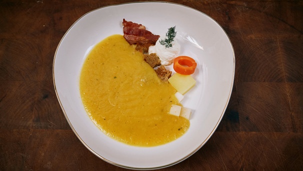 Der Gruß aus der Küche von Zaneta Frankenfeld: Kartoffelsuppe mit Croûtons und Bucheckernöl. | Bild: BR/Megaherz/Michael Reithmeier