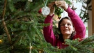 Anja Pötting beim Christbaumschmücken. | Bild: BR/Melanie Grande