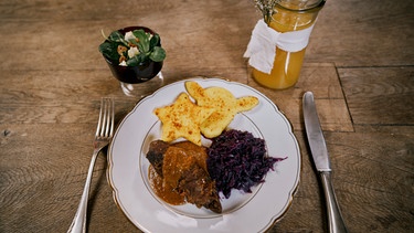 Die Hauptspeise von Anja Pötting: Rinderrouladen mit gebratener Polenta, Rotkohl und Feldsalat. | Bild: BR/Megaherz/Franz Lindinger