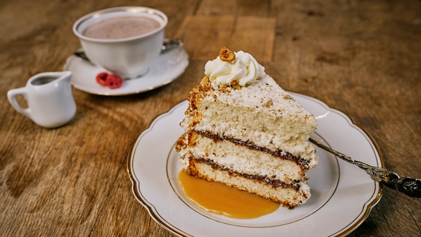 Das Dessert von Anja Pötting: Nusstorte mit heißer Schokolade. | Bild: BR/Megaherz/Franz Lindinger