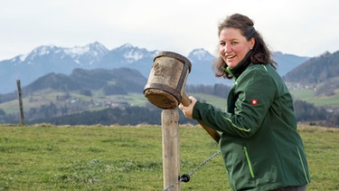 Theresa Tischner beim Befestigen der Rinderzäune. | Bild: BR/Melanie Grande