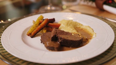 Das Hauptgericht von Theresa Tischner: Rinderbraten mit Glühweinsauce, Polenta und Wurzelgemüse. | Bild: BR/megaherz GmbH/Josef Mayerhofer