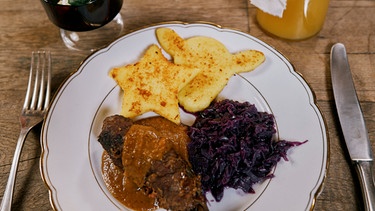 Die Hauptspeise von Anja Pötting: Rinderrouladen mit gebratener Polenta, Rotkohl und Feldsalat. | Bild: BR/Franz Lindinger