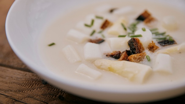 Die Vorspeise von Franziska Schömig: Spargelcremesuppe mit Bröckeli (Sauerteig-Croûtons). | Bild: BR/megaherz/Philipp Thurmaier