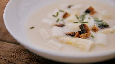 Die Vorspeise von Franziska Schömig: Spargelcremesuppe mit Bröckeli (Sauerteig-Croûtons). | Bild: BR/megaherz/Philipp Thurmaier