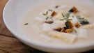 Die Vorspeise von Franziska Schömig: Spargelcremesuppe mit Bröckeli (Sauerteig-Croûtons). | Bild: BR/megaherz/Philipp Thurmaier