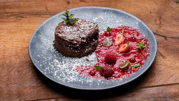 Als Nachspeise serviert Magdalena Kaiser aus Mittelfranken Schoko-Cheesecake mit fruchtiger Beerensauce. | Bild: BR/megaherz/Moritz Sonntag