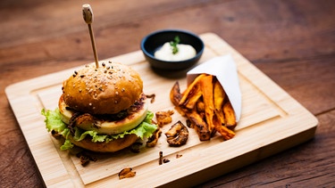 Als Gruß aus der Küche serviert Magdalena Kaiser aus Mittelfranken Mini-Grillkäse-Burger mit Süßkartoffelpommes. | Bild: BR/megaherz/Moritz Sonntag