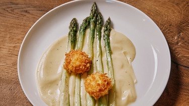 Die Hauptspeise von Franziska Schömig: gebratener grüner Spargel mit frittiertem Eigelb und Miso-Kartoffelschaum. | Bild: BR/megaherz/Philipp Thurmaier