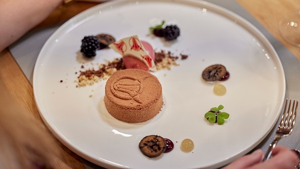 Dessert nach dem Rezept von Lucki Maurer. | Bild: BR/megaherz/Philipp Thurmaier Dessert nach dem Rezept von Lucki Maurer. | Bild: BR/megaherz/Philipp Thurmaier
