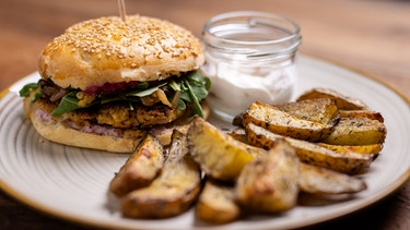 Hauptspeise von Anna-Maria Stürzer: die vegetarische Variante ihres Maibock-Burgers mit Rosmarinkartoffeln. | Bild: BR/megaherz GmbH/Hans-Florian Hopfner