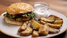 Hauptspeise von Anna-Maria Stürzer: die vegetarische Variante ihres Maibock-Burgers mit Rosmarinkartoffeln. | Bild: BR/megaherz GmbH/Hans-Florian Hopfner