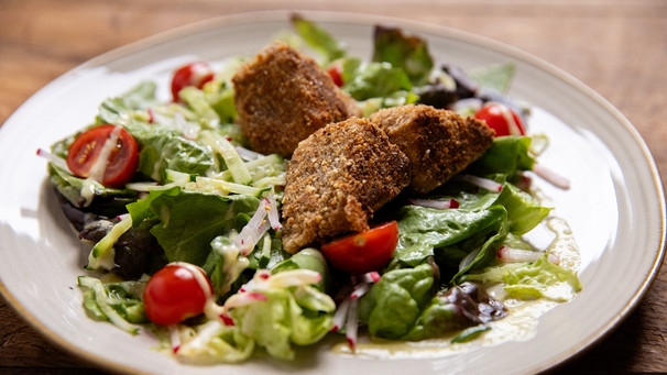 Der Gruß aus der Küche von Anna-Maria Stürzer: frischer Sommersalat mit Käseecken. | Bild: BR/megaherz GmbH/Hans-Florian Hopfner