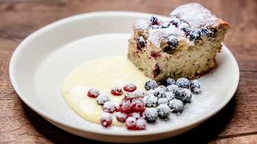 Die Nachspeise von Anja Floßmann aus Niederbayern: Johannisbeer Clafoutis auf Vanillecreme. | Bild: BR/megaherz GmbH/Moritz Sonntag