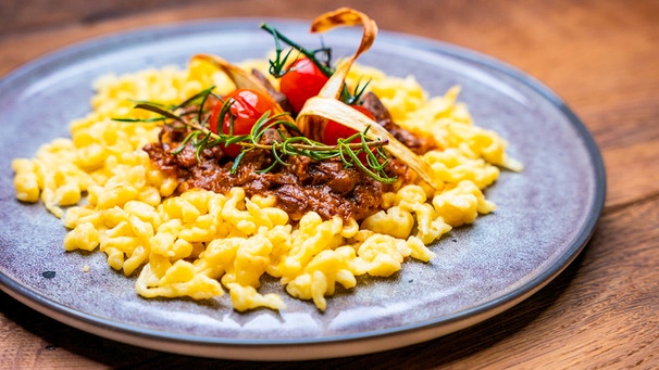 Die Hauptspeise von Barbara Friedmann: Fränkisches Biergulasch mit selbst gemachten Spätzle und Schmelztomaten. | Bild: BR/megaherz GmbH/Moritz Sonntag