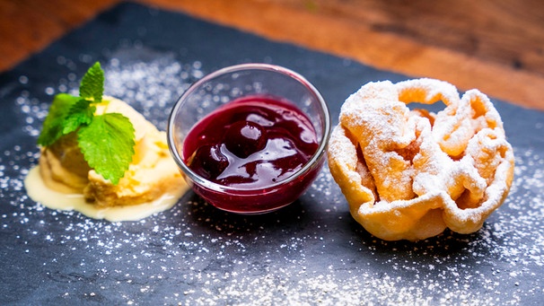 Die Nachspeise von Barbara Friedmann: Oberfränkische Schneeballen mit Eierliköreis und Kirschen. | Bild: BR/megaherz GmbH/Moritz Sonntag