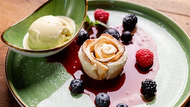 Die Nachspeise von Sandra Grundner aus der Oberpfalz: Apfelrosen mit hausgemachtem Lavendel-Vanille-Eis. | Bild: BR/megaherz GmbH/Hans-Florian Hopfner