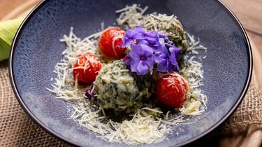 Die Vorspeise von Sandra Grundner aus der Oberpfalz: Mini-Spinatknödel auf würzigem Tomatenragout. | Bild: BR/megaherz GmbH/Hans-Florian Hopfner