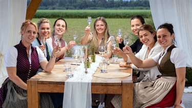 V.l.n.r: Sandra Grundner, Barbara Friedmann, Magdalena Kaiser, Anna-Maria Stürzer, Franziska Schömig, Katharina Förg und Anja Floßmann. | Bild: BR/megaherz GmbH/Hans-Florian Hopfner