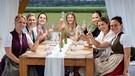 V.l.n.r: Sandra Grundner, Barbara Friedmann, Magdalena Kaiser, Anna-Maria Stürzer, Franziska Schömig, Katharina Förg und Anja Floßmann. | Bild: BR/megaherz GmbH/Hans-Florian Hopfner