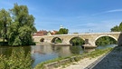 Die Steinerne Brücke in Regensburg | Bild: BR