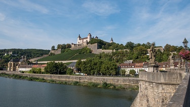 Die Festung Marienberg in Würzburg von der Mainbrücke aus gesehen. | Bild: BR/Sylvia Bentele