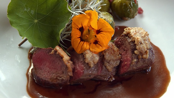 Rehrückenfilet mit Walnusskruste, Preiselbeer-Wildjus, Speckrosenkohl und Herzoginkartoffeln. | Bild: BR / B.O.A. Videofilmkunst GmbH